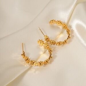 New 18K Gold Daisy Flower Hoop Earrings –  Waterproof, Non-Tarnish